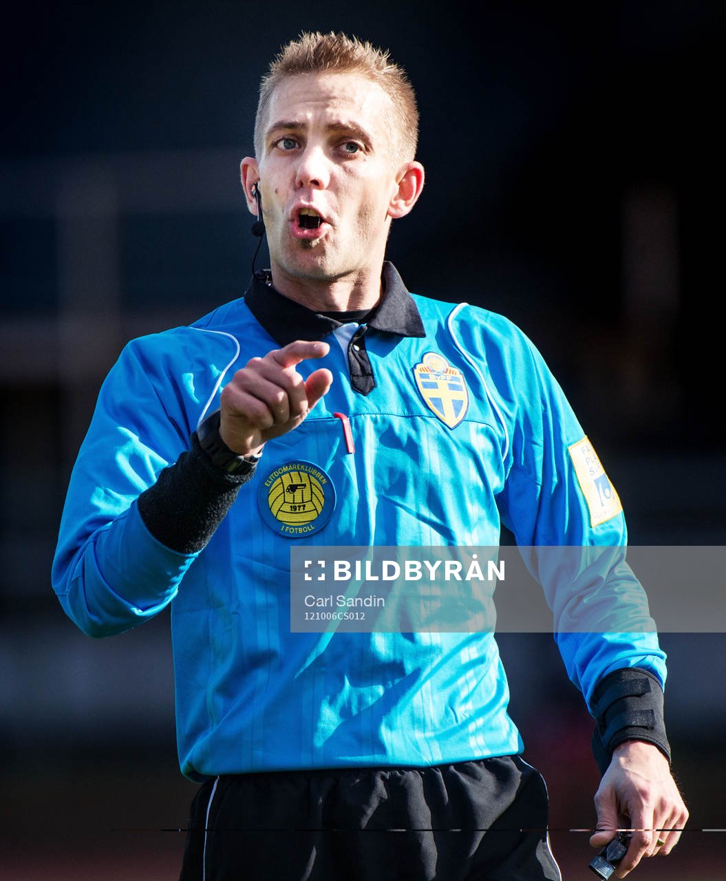 Johan Hamlin, domare, Bro, snackar och pekar på en spelare
