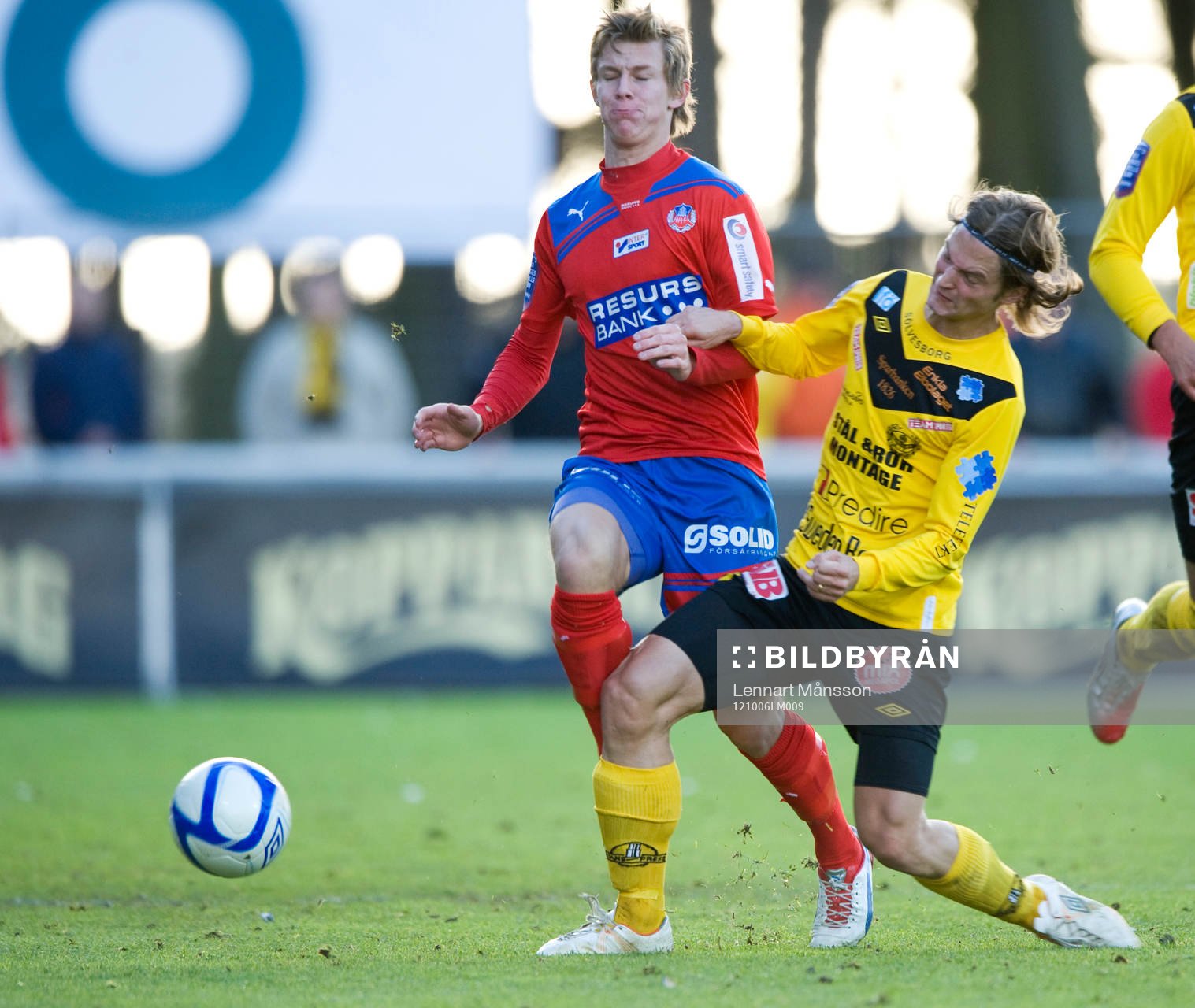 William Leandersson, Mjällby, tacklar Emil Krafth,