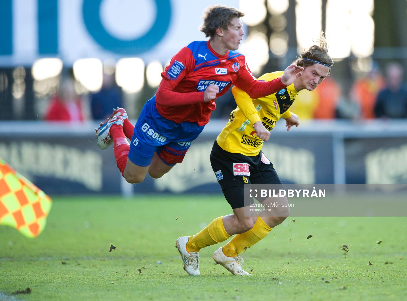 William Leandersson, Mjällby, tacklar Emil Krafth,