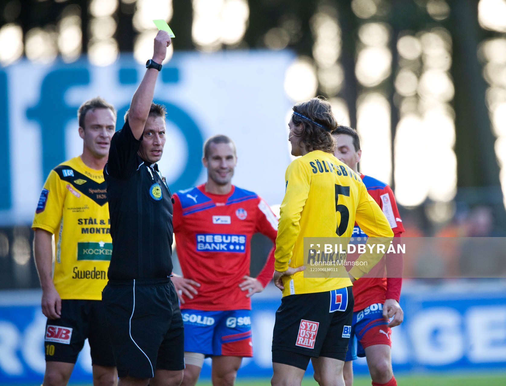 William Leandersson, Mjällby, tacklar Emil Krafth,