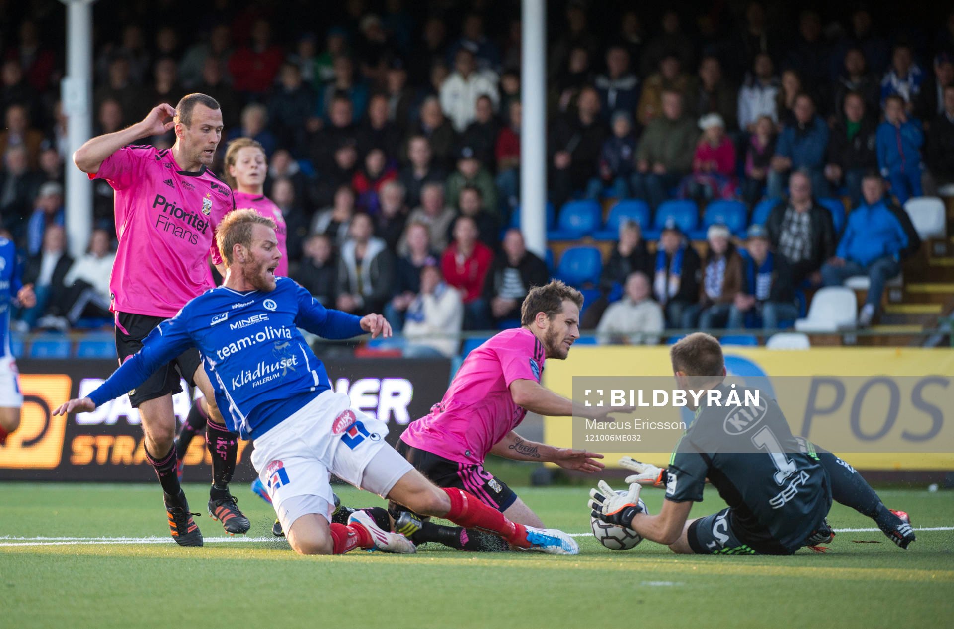 John Alvbåge, målvakt Göteborg plockar undan bollen