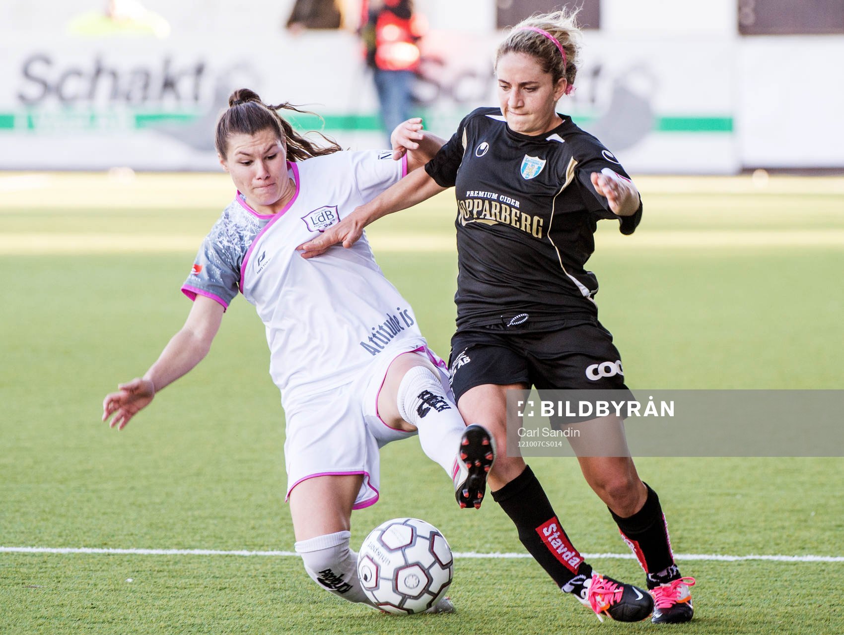 Fotboll, Dam, Damallsvenskan, Kopparbergs Göteborg - LDB Malmö: Närkamp mellan Ramona Bachmann, LDB Malmö, och Camille Levin, Göteborg.