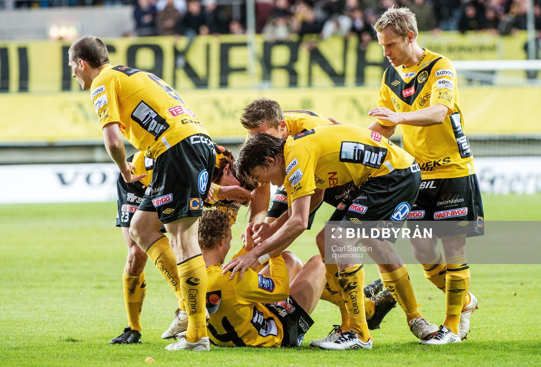 Oscar Hiljemark, Elfsborg, gratuleras av sina lagkamrater