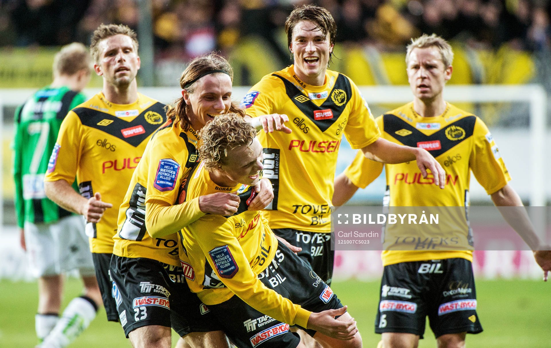 Oscar Hiljemark, Elfsborg, gratuleras av sina lagkamrater