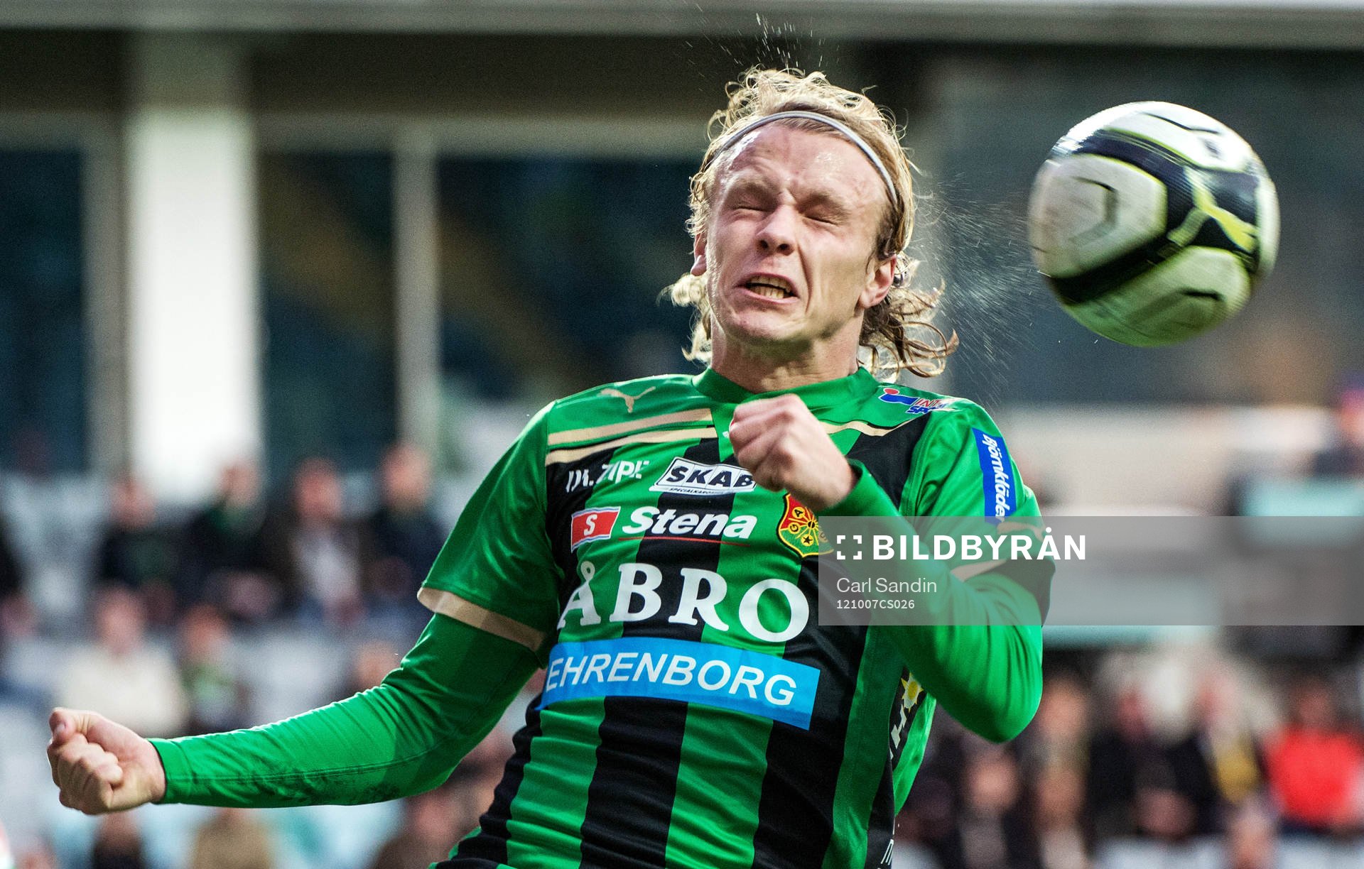 Jesper Florén, GAIS, rensar undan bollen med huvudet