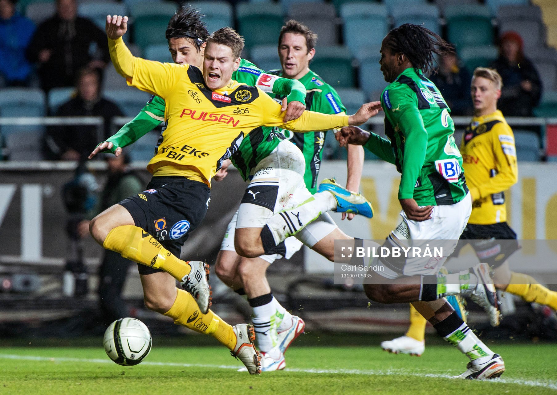 Viktor Claesson, Elfsborg, dras omkull av Mirza Mujcic,