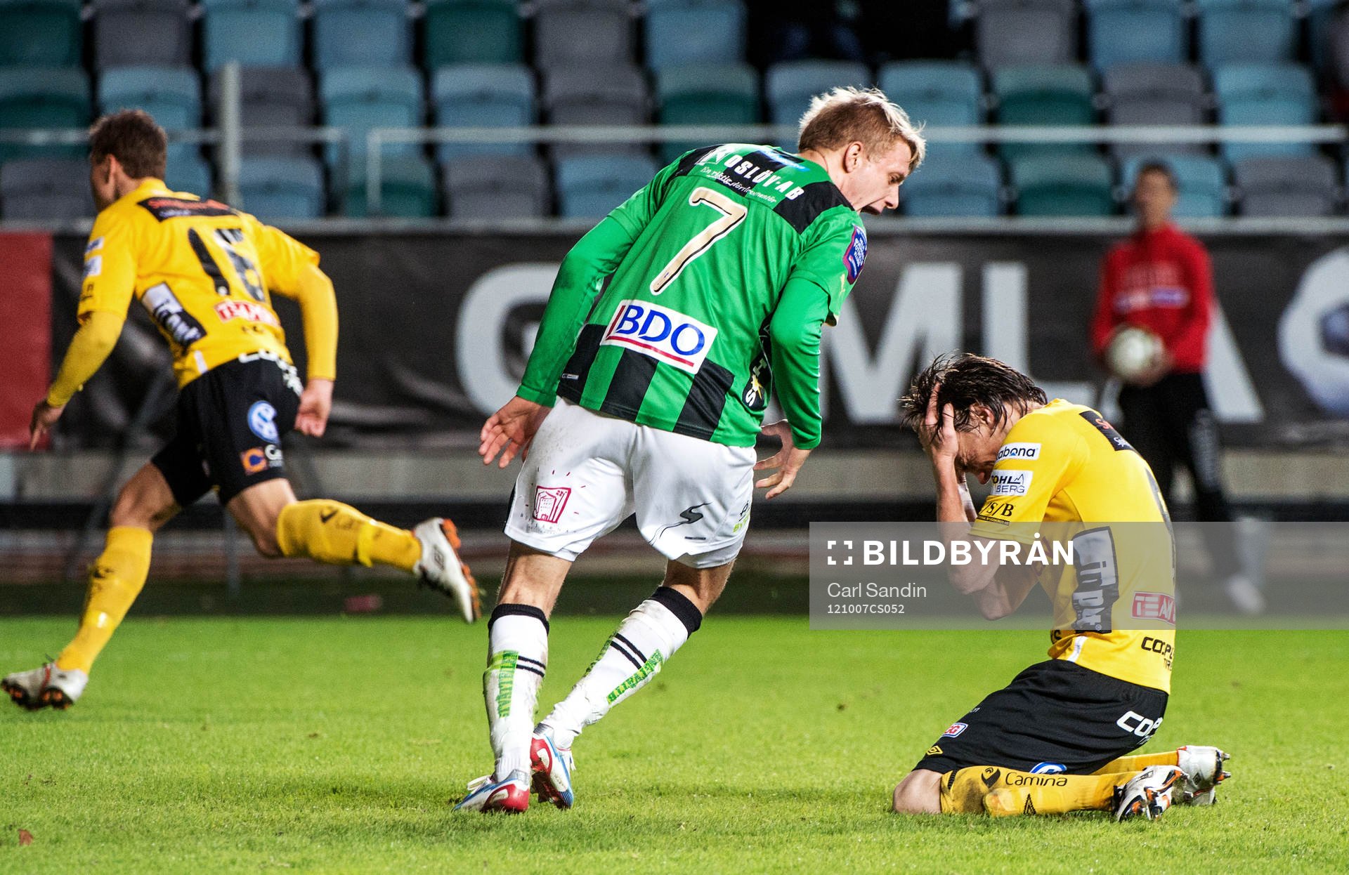 Jakob Olsson, GAIS, skriker åt en deppande Lasse Nilsson,