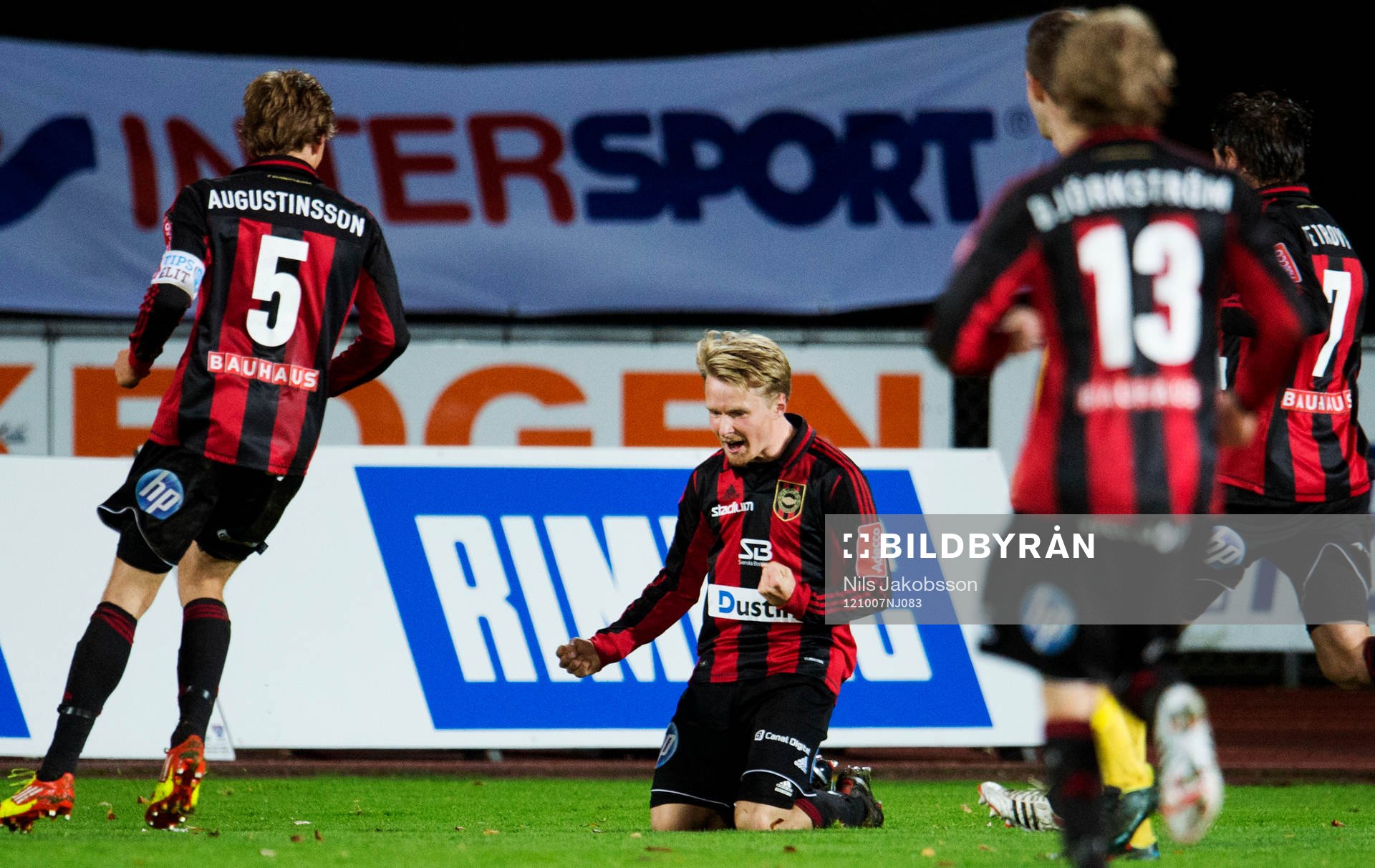 Fotboll, superettan, Ängelholm - Brommapojkarna: Jacob Une Larsson, Brommapojkarna jubaler efter att ha gjort 0-2.