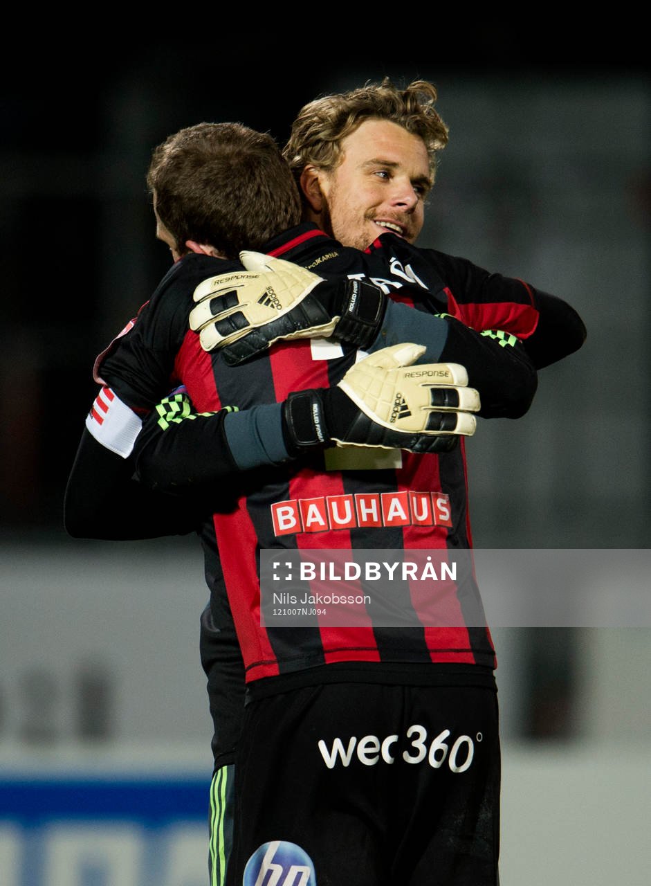 Fotboll, superettan, Ängelholm - Brommapojkarna: Niklas Westberg, Pontus Segerström, Brommapojkarna kramas om vid slutsignal.