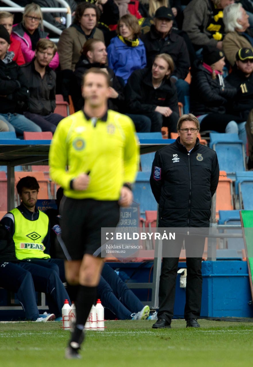Per Olsson, tränare Gefle och domaren Andreas Ekberg i