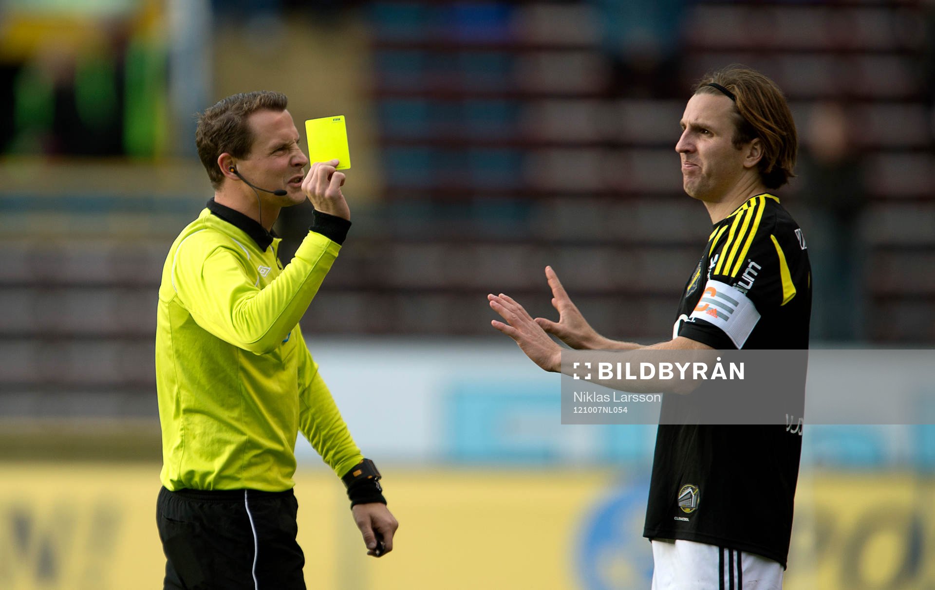 Andreas Ekberg, domare ger Nils-Eric Johansson, AIK ett