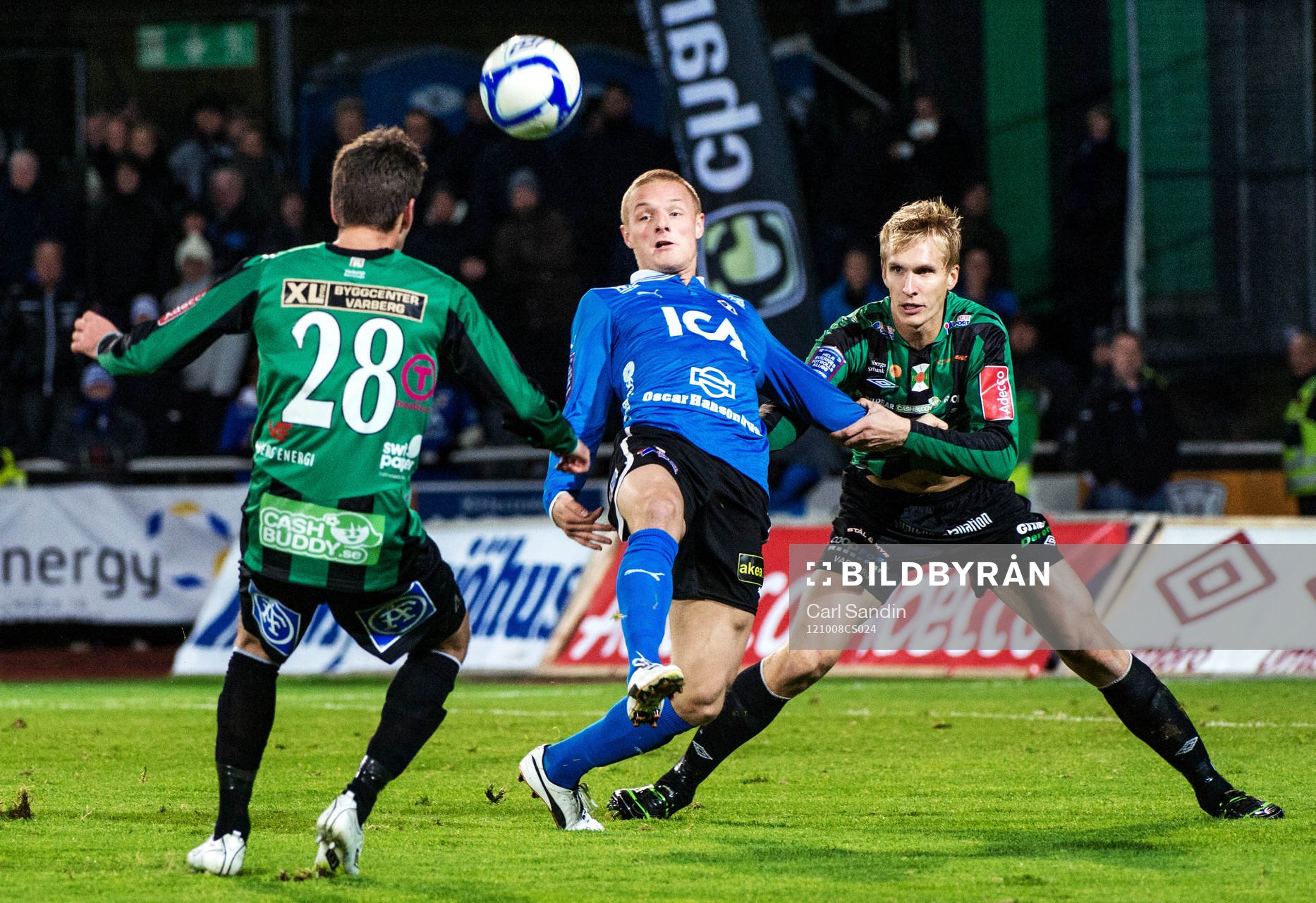 Anders Carlsson, Varberg, håller fast i armen på Gudjón