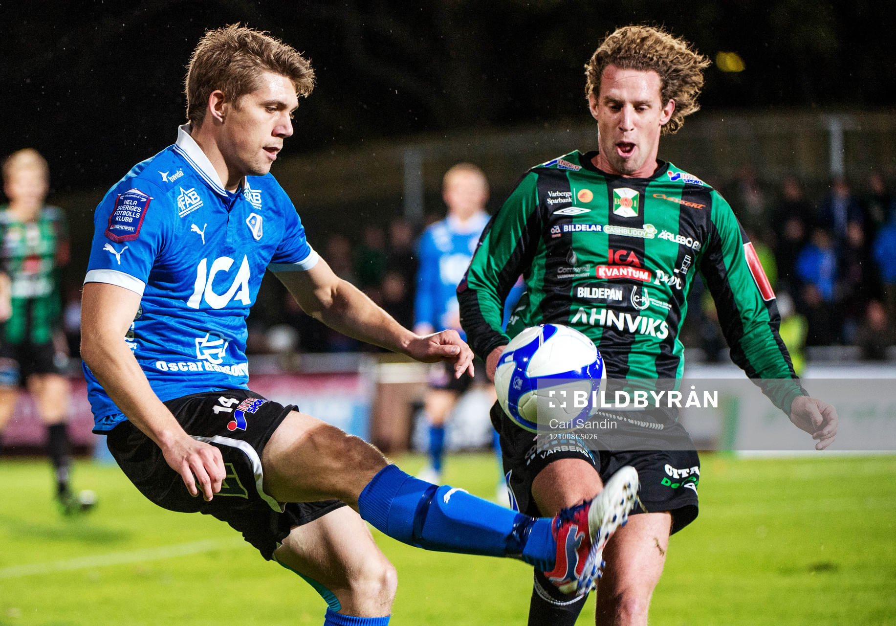 Mikael Boman, Halmstad, plockar ner bollen med foten