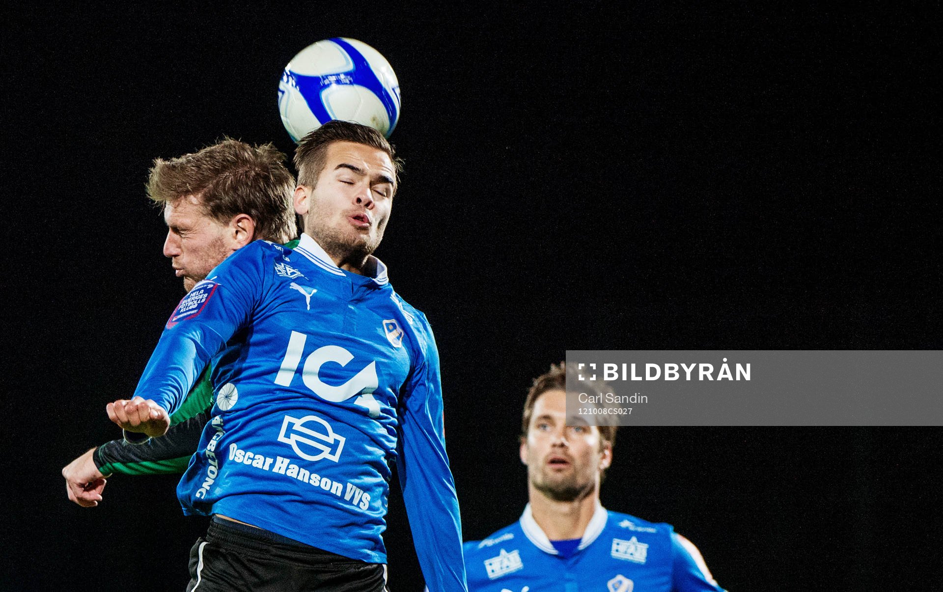 Fotboll, Superettan, Varberg - Halmstad: Kristinn Steindórsson, Halmstad, nickar bollen.