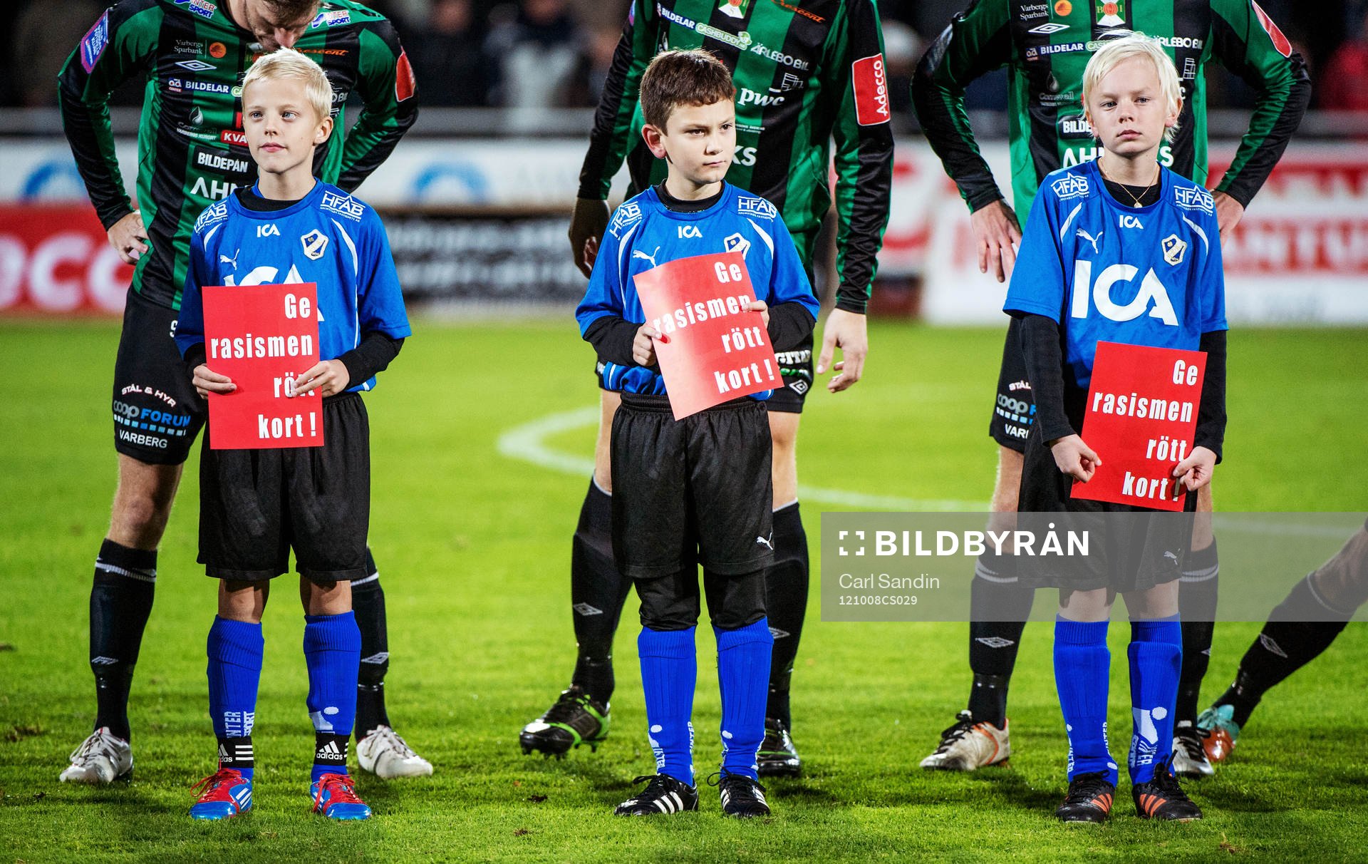 Bollkallarna håller i röda kort mot rasism