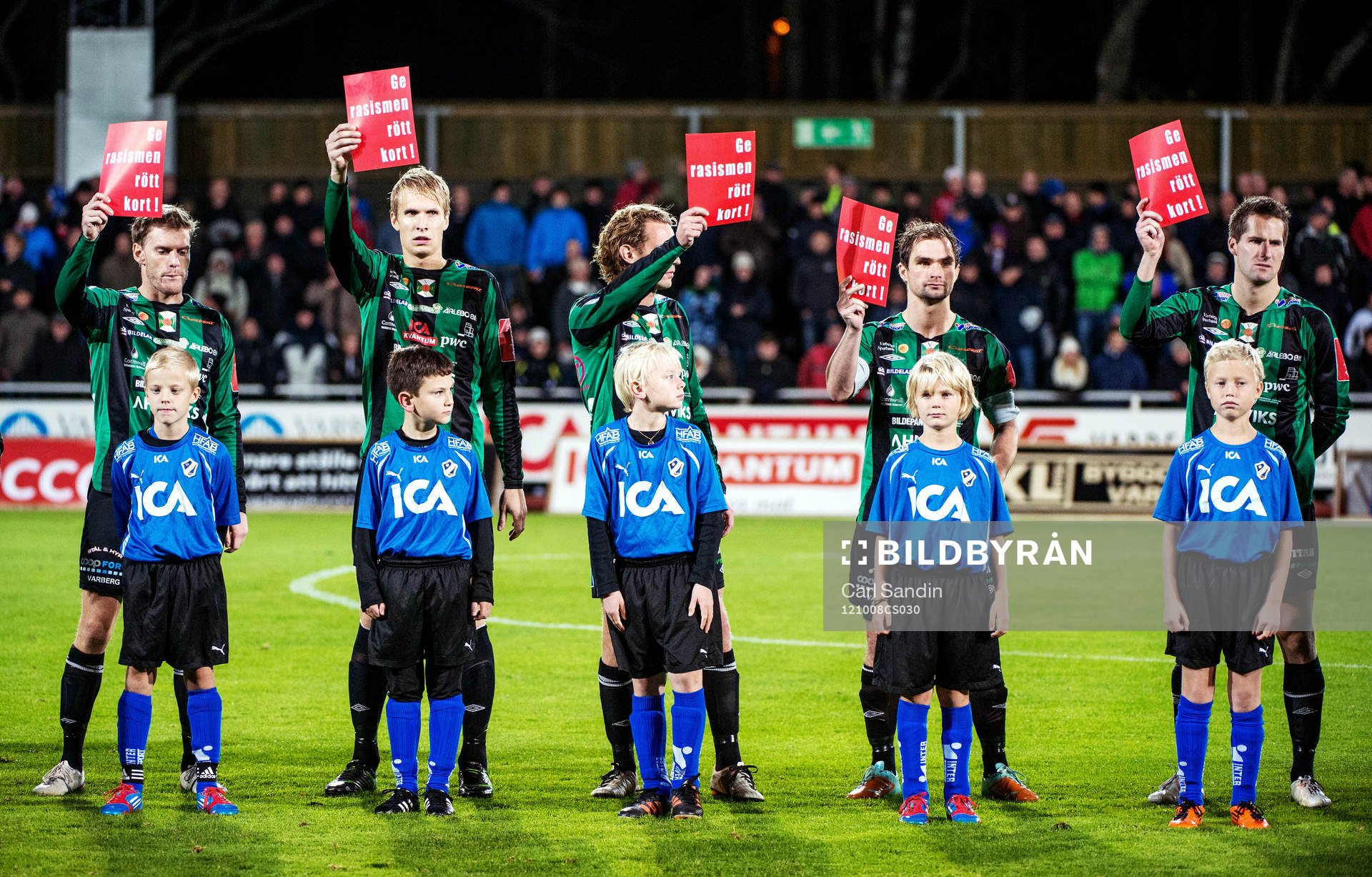 Fotboll, Superettan, Varberg - Halmstad: Varbergspelarna ger rasism rött kort vid lineup inför matchen.