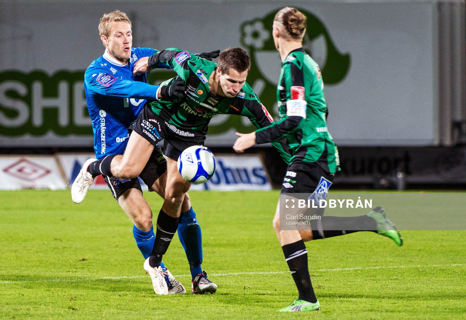 Fotboll, Superettan, Varberg - Halmstad: Johnny Lundberg, Halmstad, ger Gabriel Altemark Vanneryr, Varberg, en knuff i ryggen.