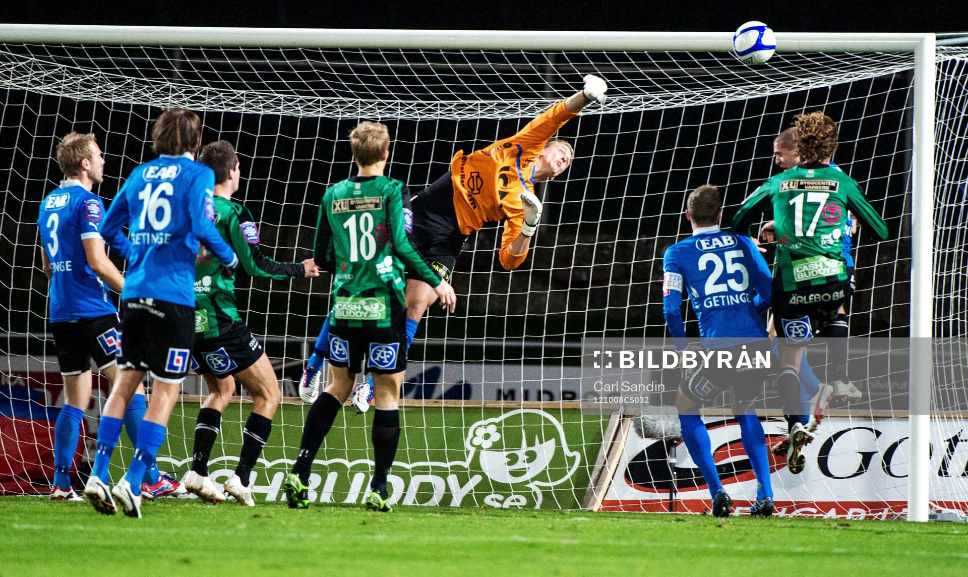 Fotboll, Superettan, Varberg - Halmstad: Karl-Johan Johnsson, Halmstad, kastar sig efter bollen.