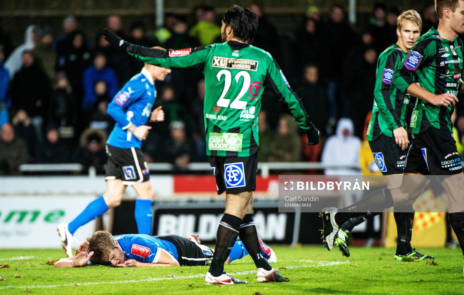 Mikael Boman, Halmstad, ligger kvar på gräset och deppar
