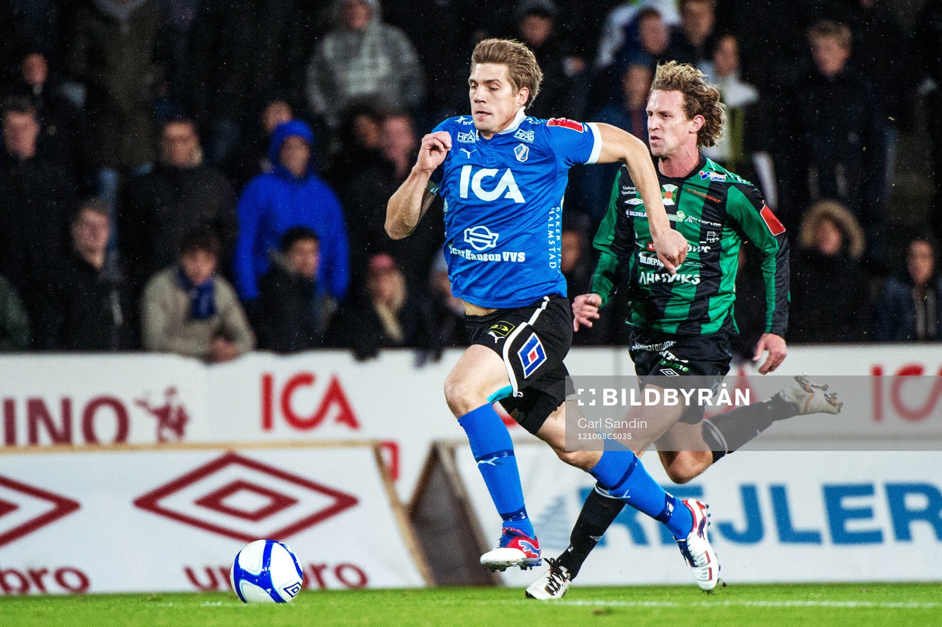 Fotboll, Superettan, Varberg - Halmstad: Mikael Boman, Halmstad, jagas av Thommie Persson, Varberg.