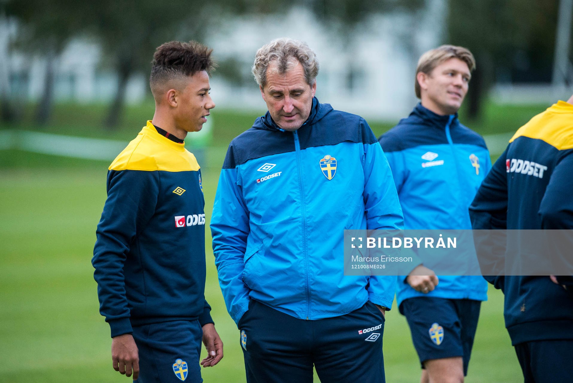 Tobias Sana och Erik Hamrén pratar