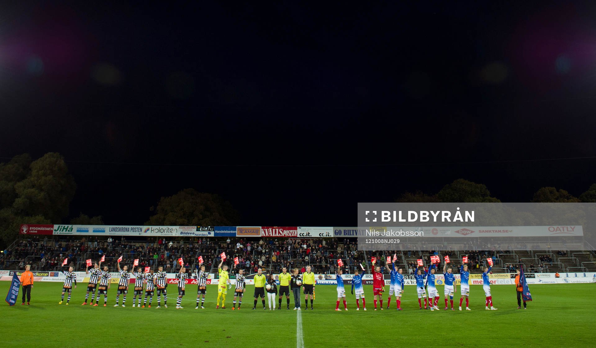 Fotboll, superettan, Landskrona - Trelleborg: samtliga spelare i Landskrona och Trelleborg ger rasismen rött kort.