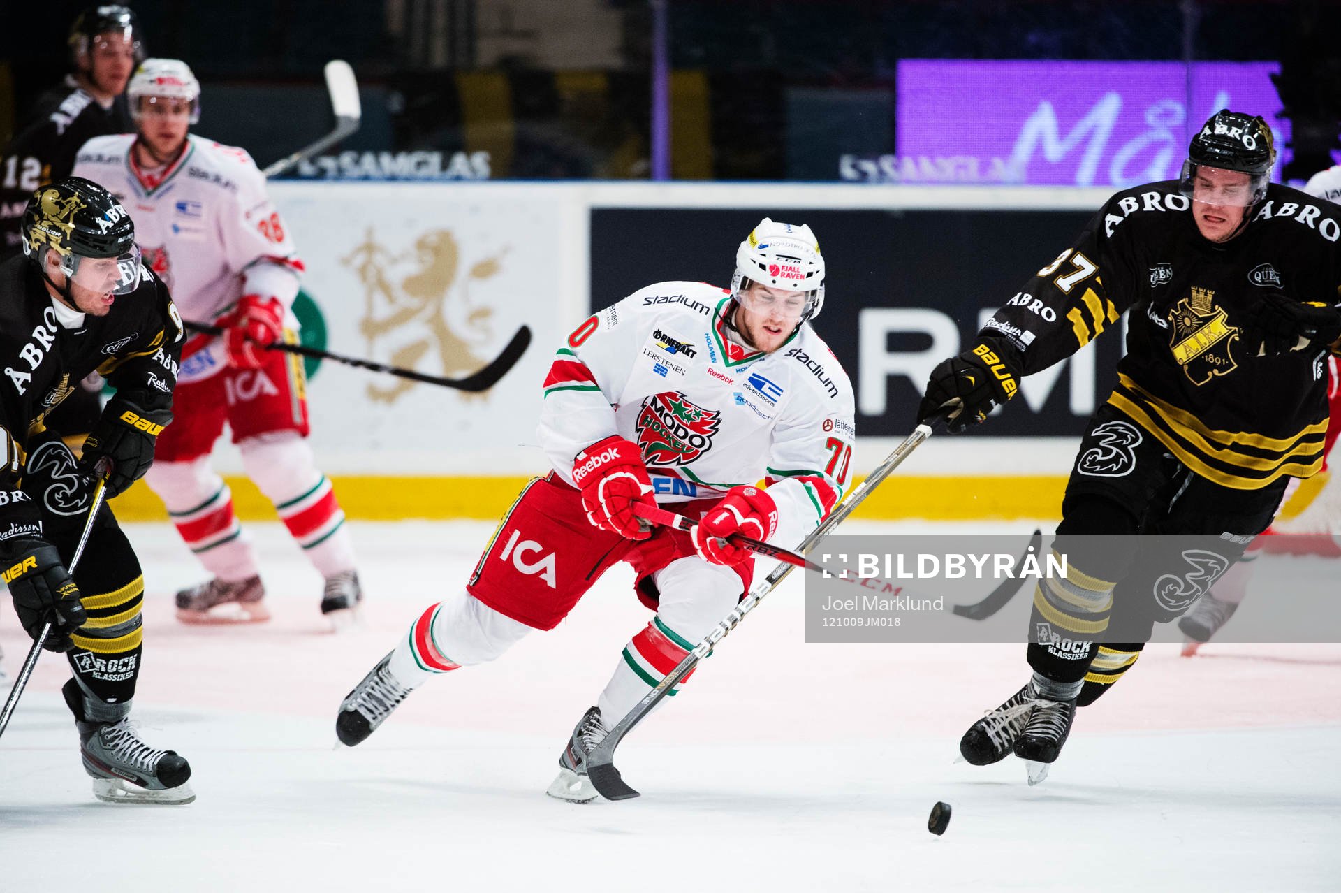 Mario Kempe, Modo, tar sig förbi Björn Melin och Stefan