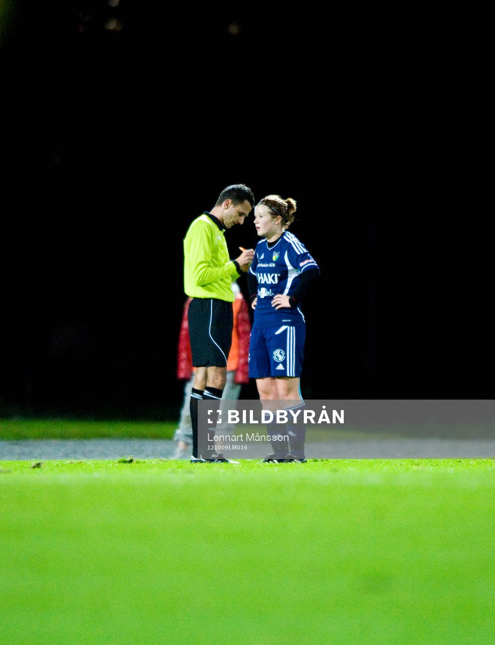 Fotboll, DM-final, damer, FC Hessleholm - LB07: Samtal mellan Domaren Mesud Kahrimanovic och Julia Lennartsson, Hessleholm
