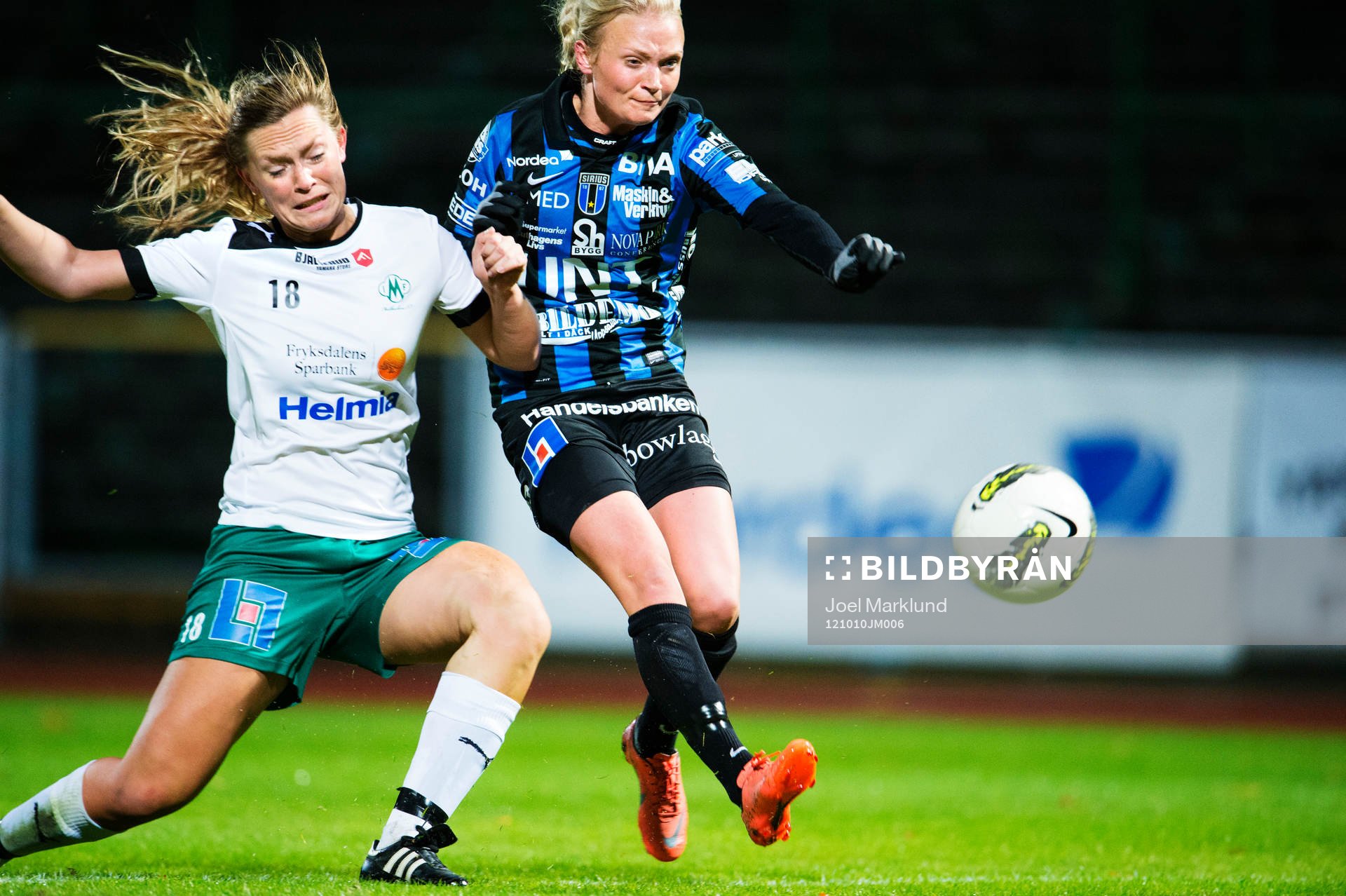Fotboll, kval till Damallsvenskan, Sirius - Mallbacken: Sandra Andersson, Mallbacken, och Jenny Jansson, Sirius, i en duell.