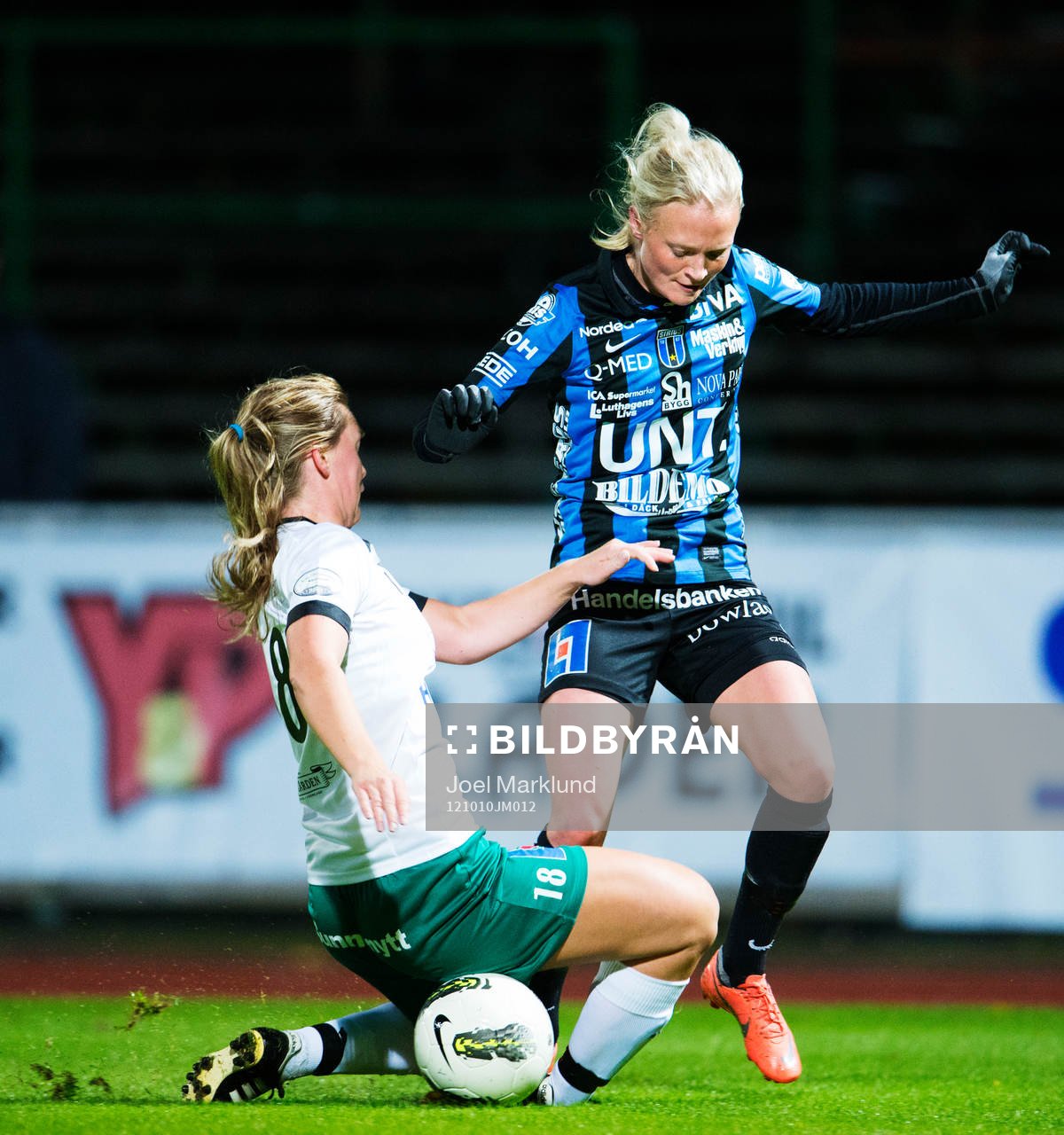 Fotboll, kval till Damallsvenskan, Sirius - Mallbacken: Sandra Andersson, Mallbacken, och Jenny Jansson, Sirius, i en duell.