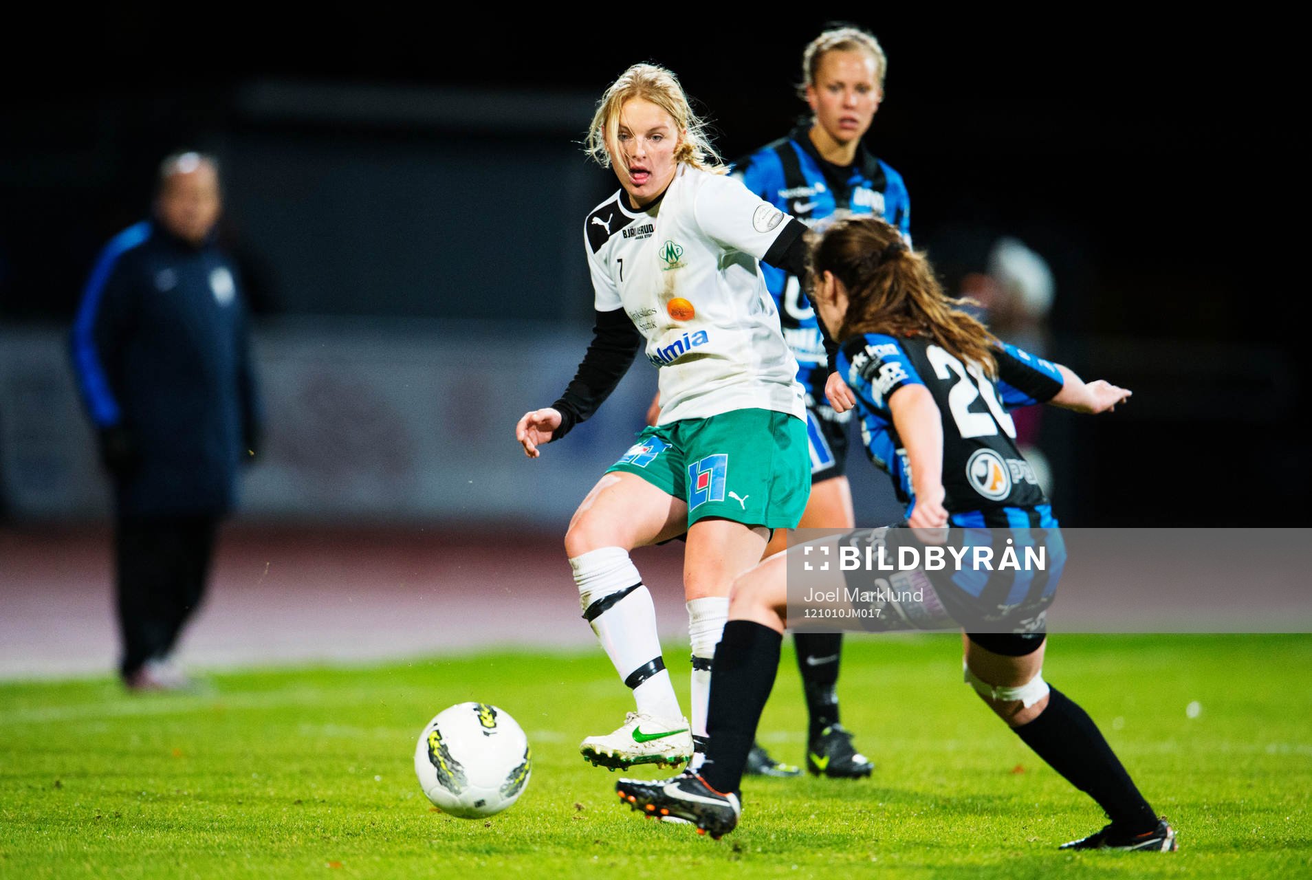 Mimmi Larsson, Mallbacken, passar bollen