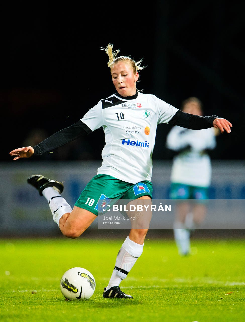 Julia Karlenäs, Mallbacken