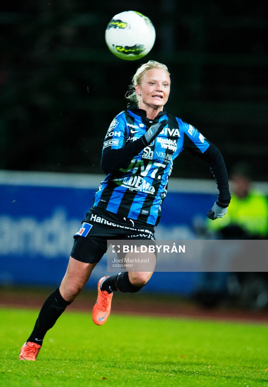 Fotboll, kval till Damallsvenskan, Sirius - Mallbacken: Jenny Jansson, Sirius, jagar bollen.