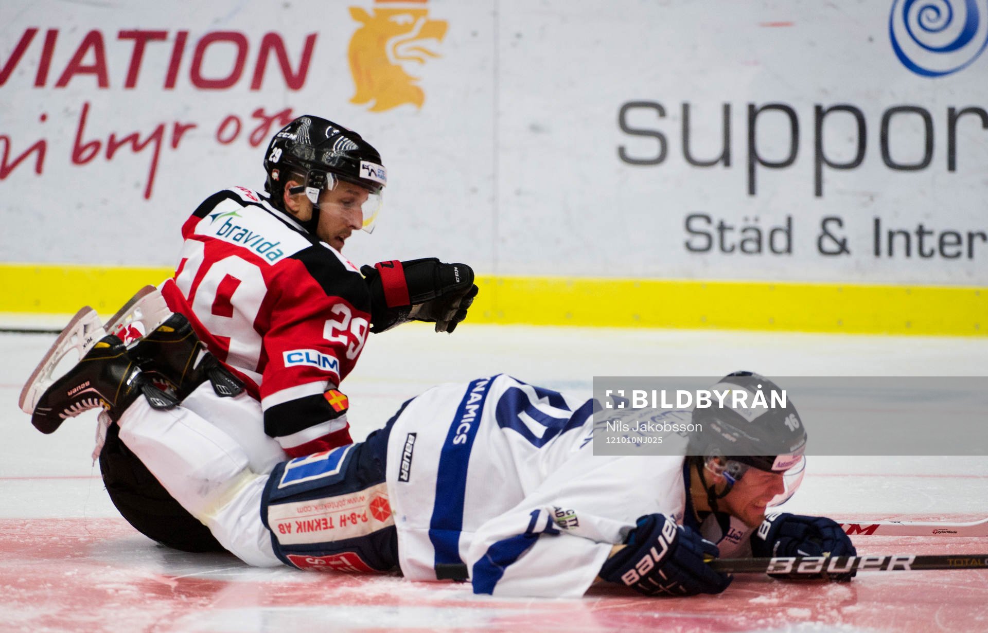 Tomas Kollar, Malmö Redhawks, landar på Martin Sandgren,
