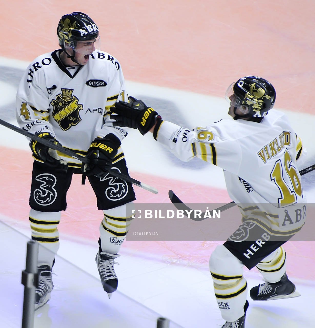 Broc Little grattas av Tobias Viklund, AIK jublar