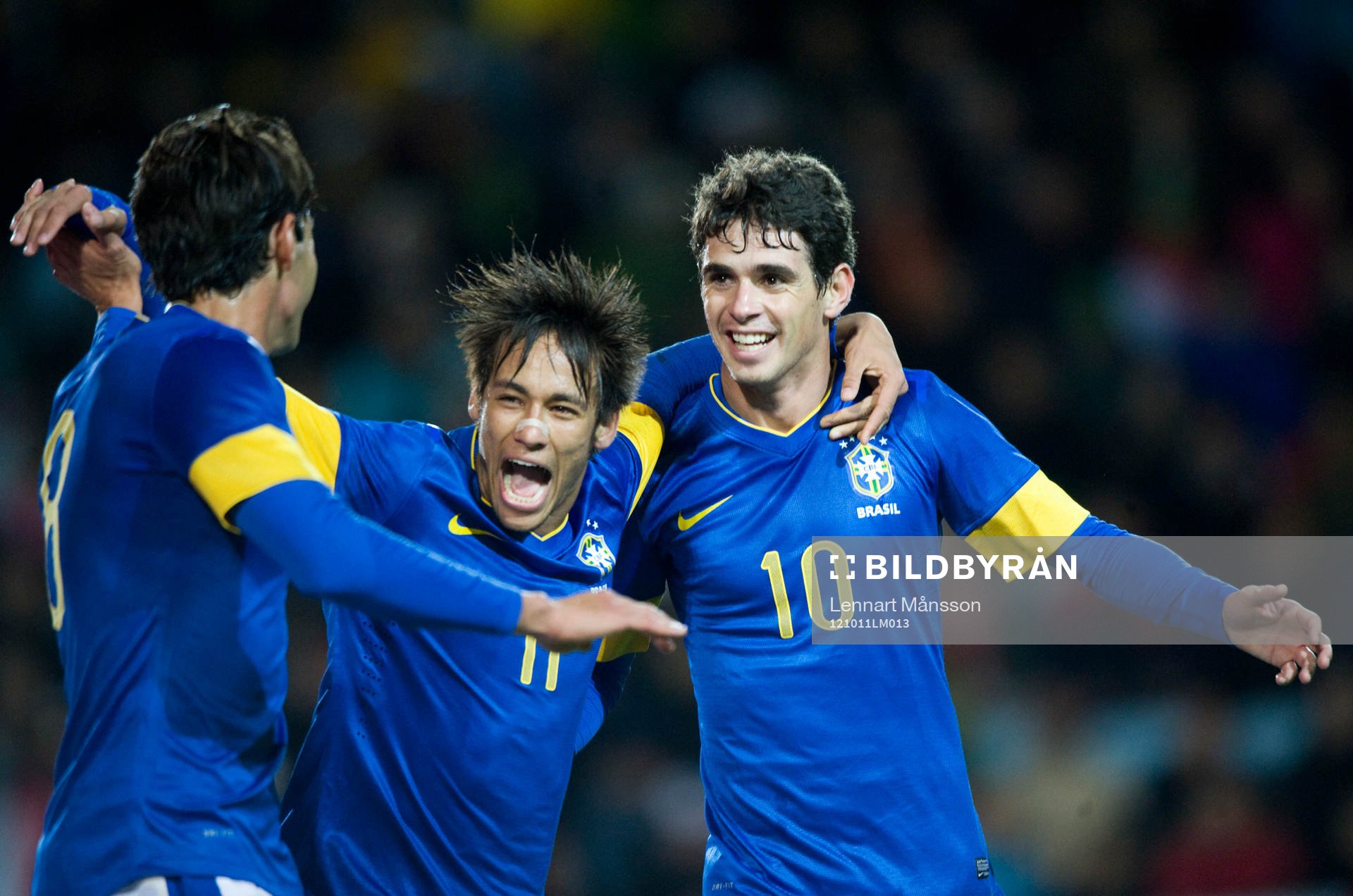 2-0, Oscar, som grattas av Neymar och Kaka, Brasilien