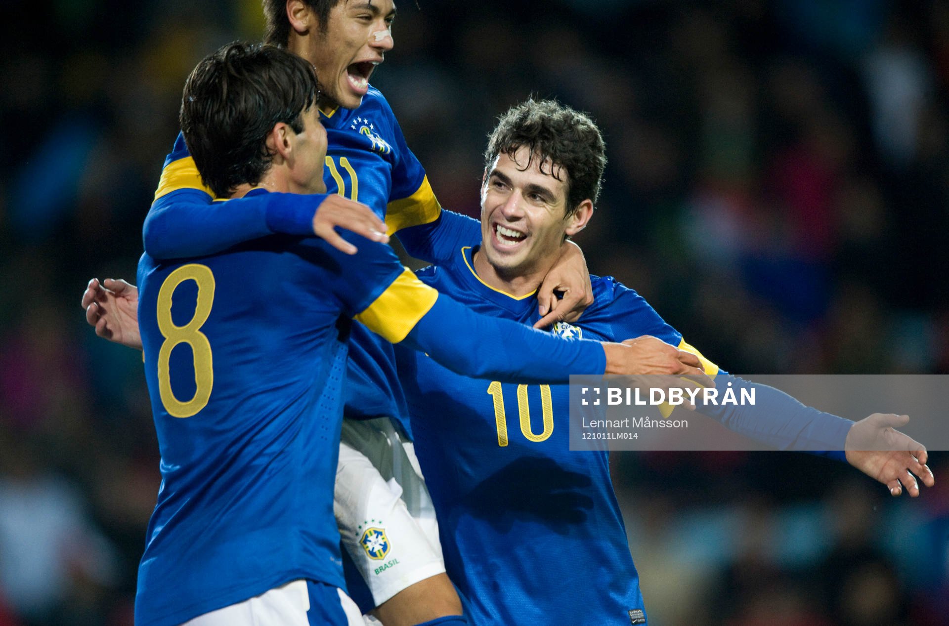 2-0, Oscar, som grattas av Neymar och Kaka, Brasilien