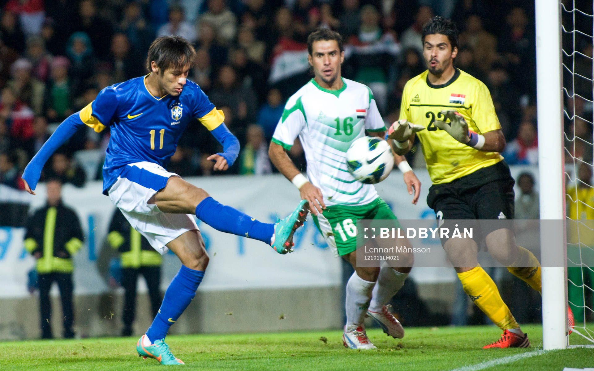 Neymar, Brasilien, helt fri med målvakten Jalal Hasan,