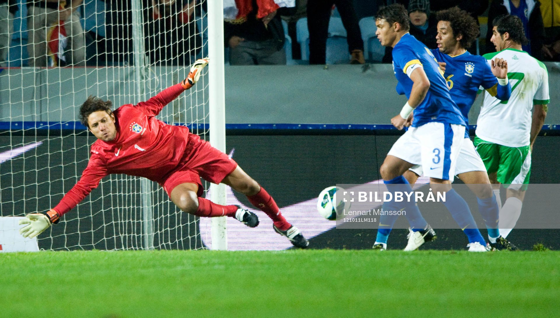 Diego Alves, målvakt, Brasilien, assisteras av Thiago