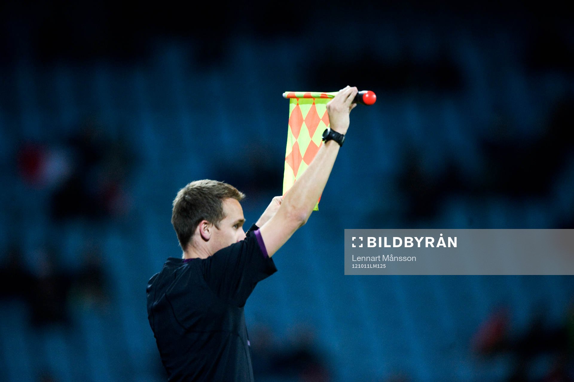 Assisterande domare, flagga, linjeflagga, signalerar byte
