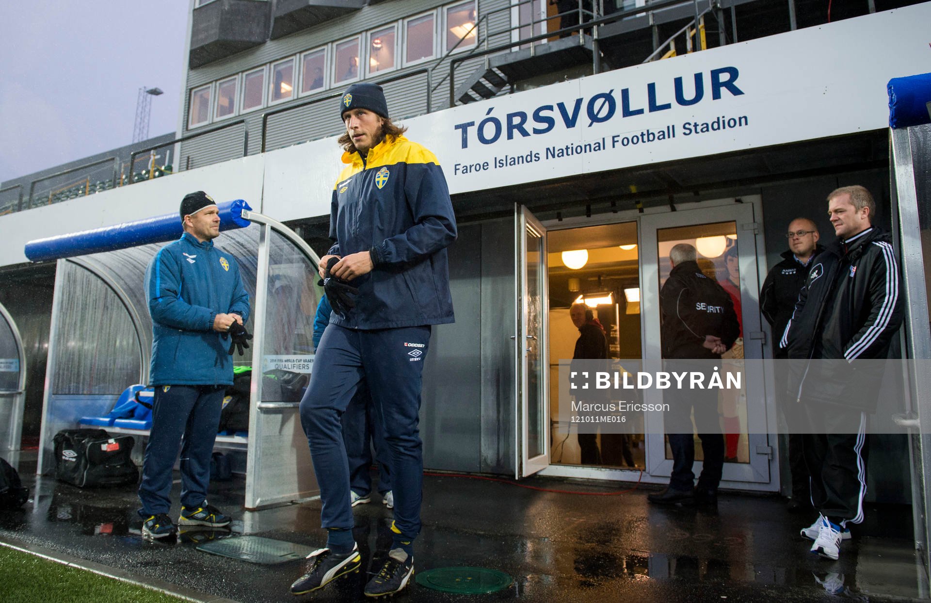 Sverige tränare på Tórsvöllur Stadion. Jonas Olsson
