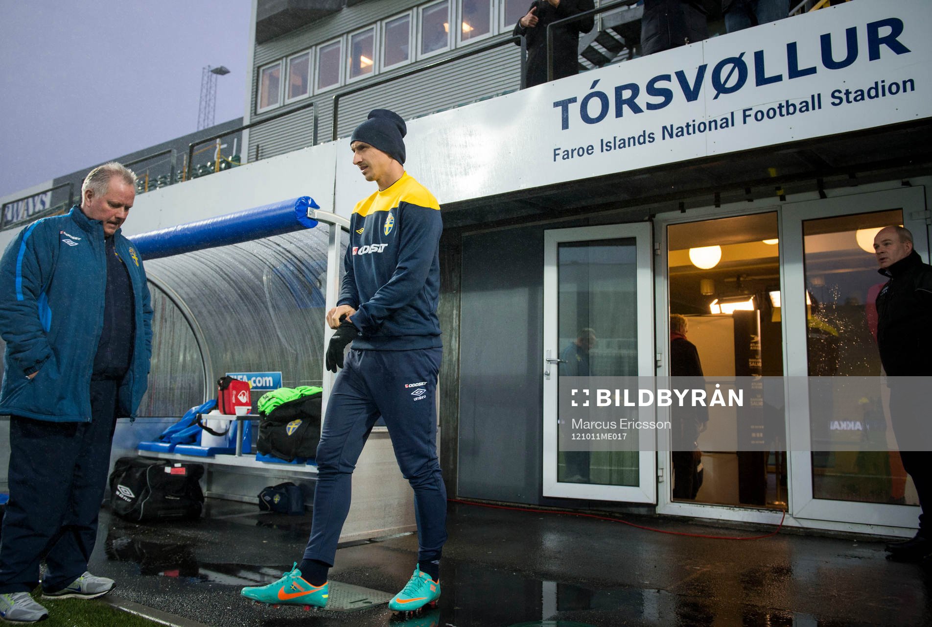 Sverige tränare på Tórsvöllur Stadion. Zlatan