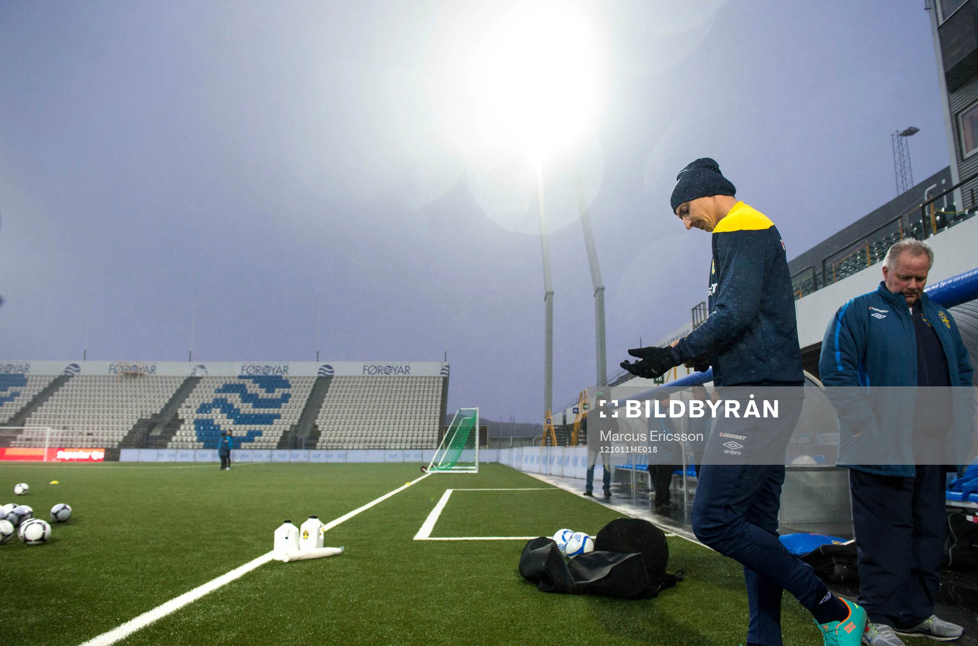 Sverige tränare på Tórsvöllur Stadion. Zlatan