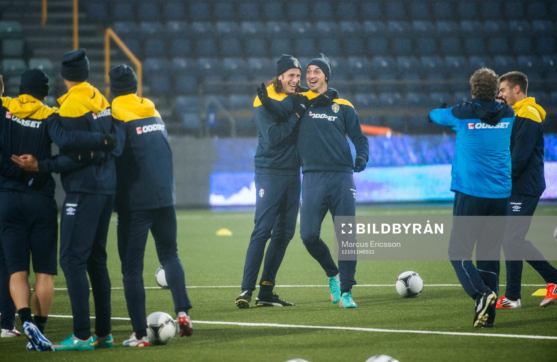Sverige tränar på Tórsvöllur Stadion. Jonas Olsson och