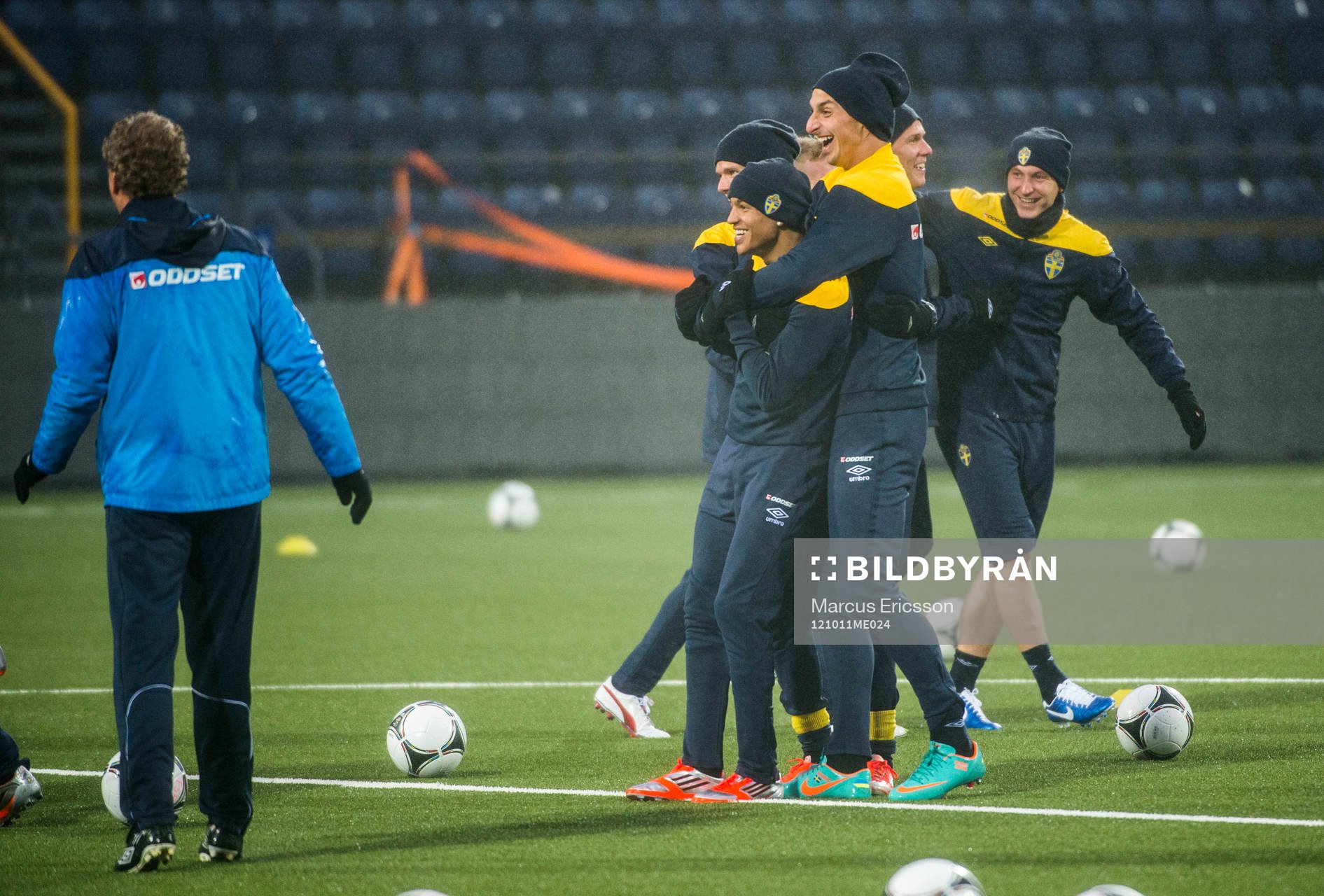 Sverige tränar på Tórsvöllur Stadion. Zlatan