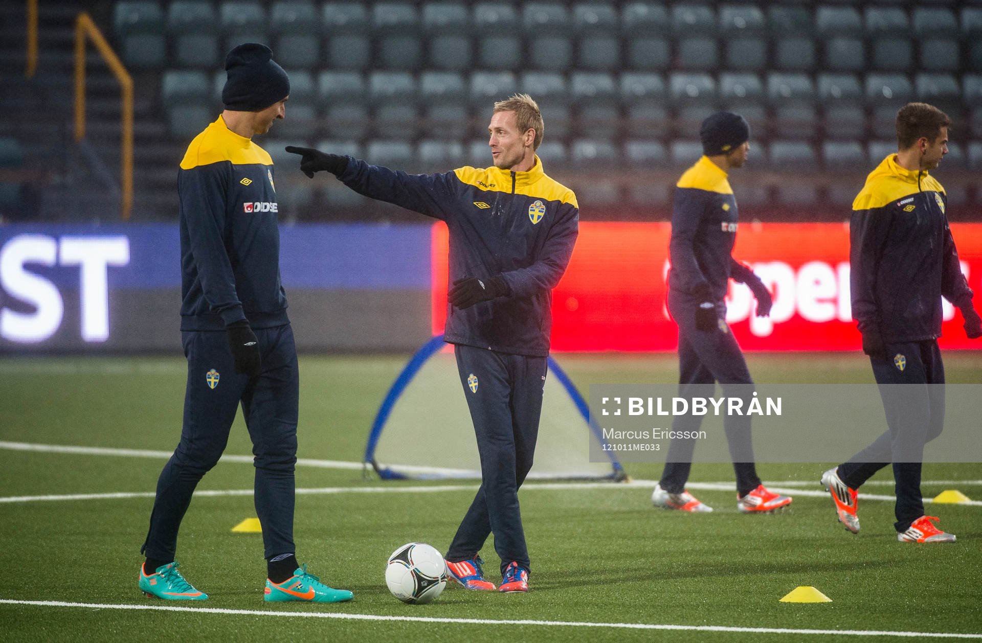 Sverige tränar på Tórsvöllur Stadion. Zlatan
