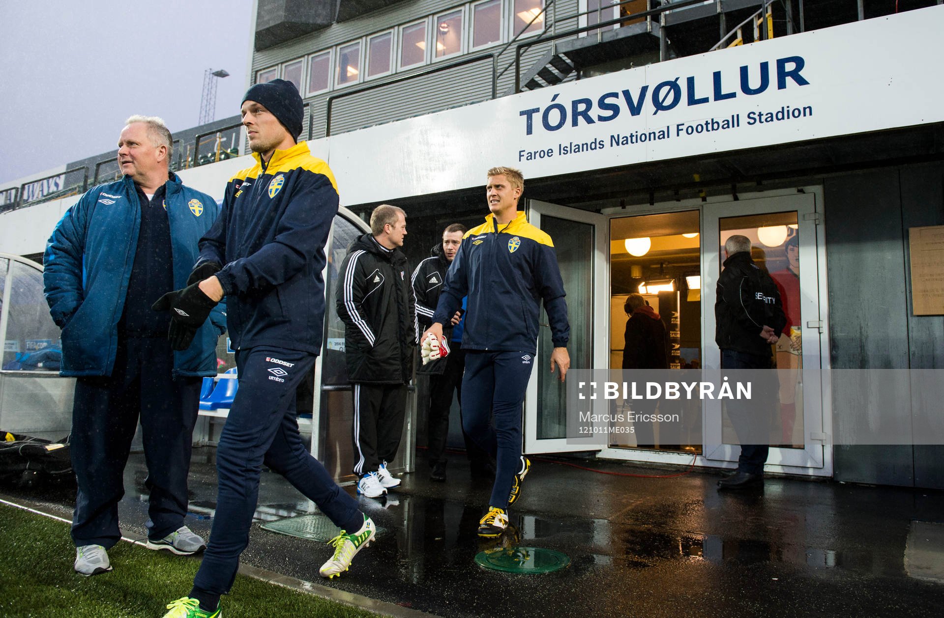Sverige tränare på Tórsvöllur Stadion. Sebastian