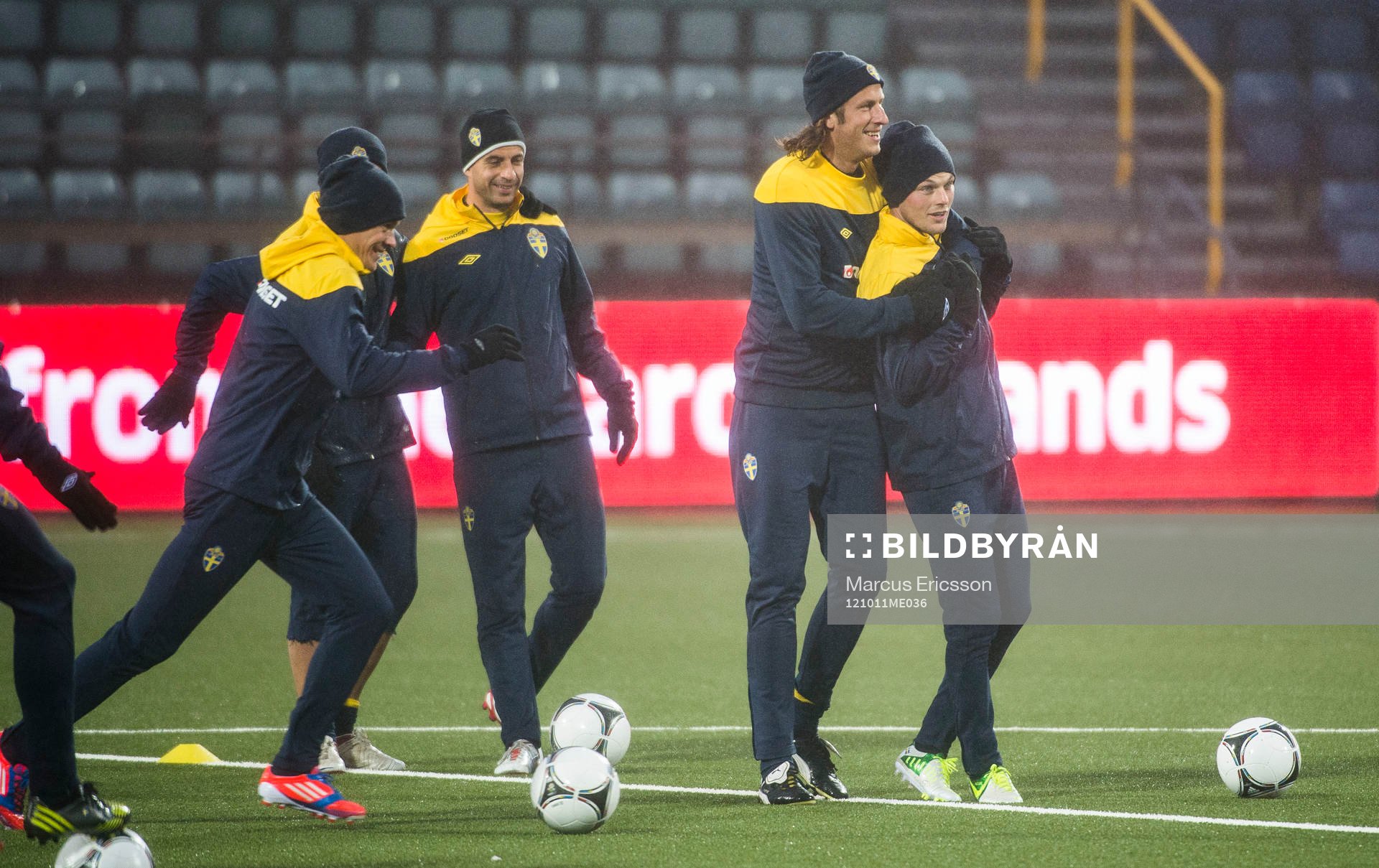 Sverige tränare på Tórsvöllur Stadion. Jonas Olsson och