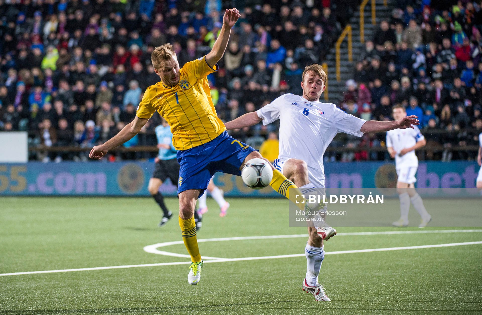 Sebastian Larsson, Sverige och Simun Samuelsen, Färöarna