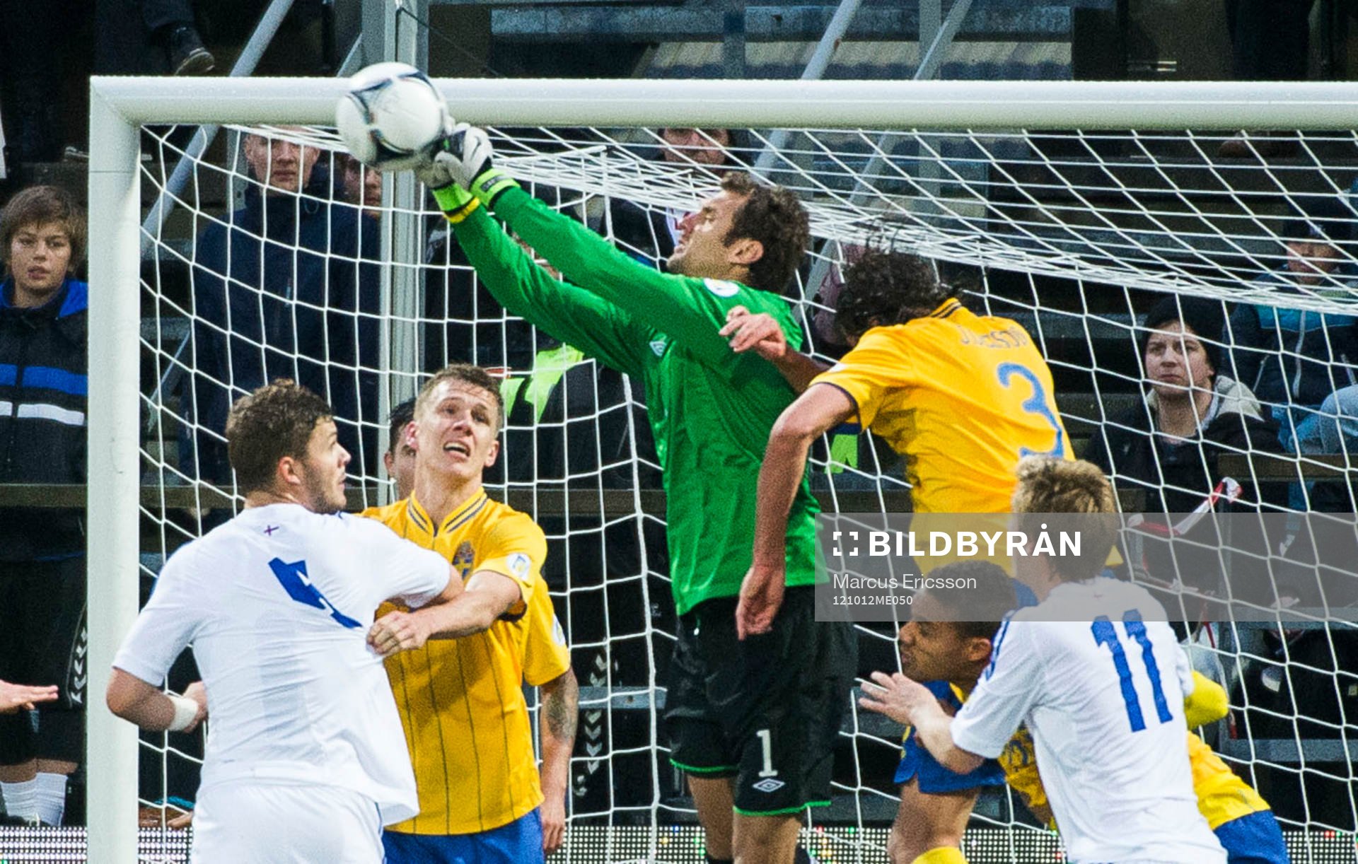 Andreas Isaksson, målvakt rensar undan